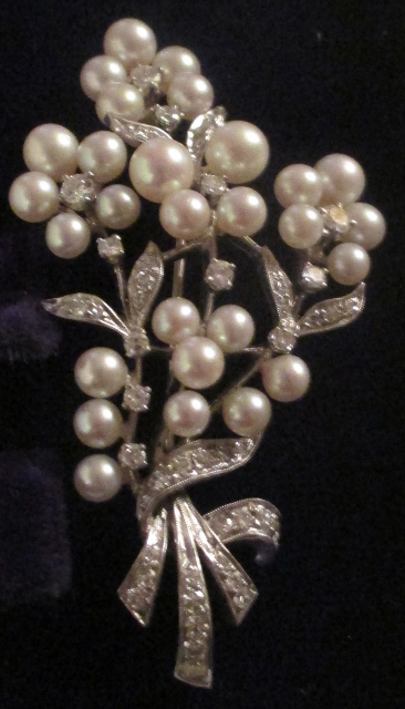 xxM1082M Beautiful 14k White Gold Pearl & Diamond Floral BroochTakst-Valuation N.Kr. 40000